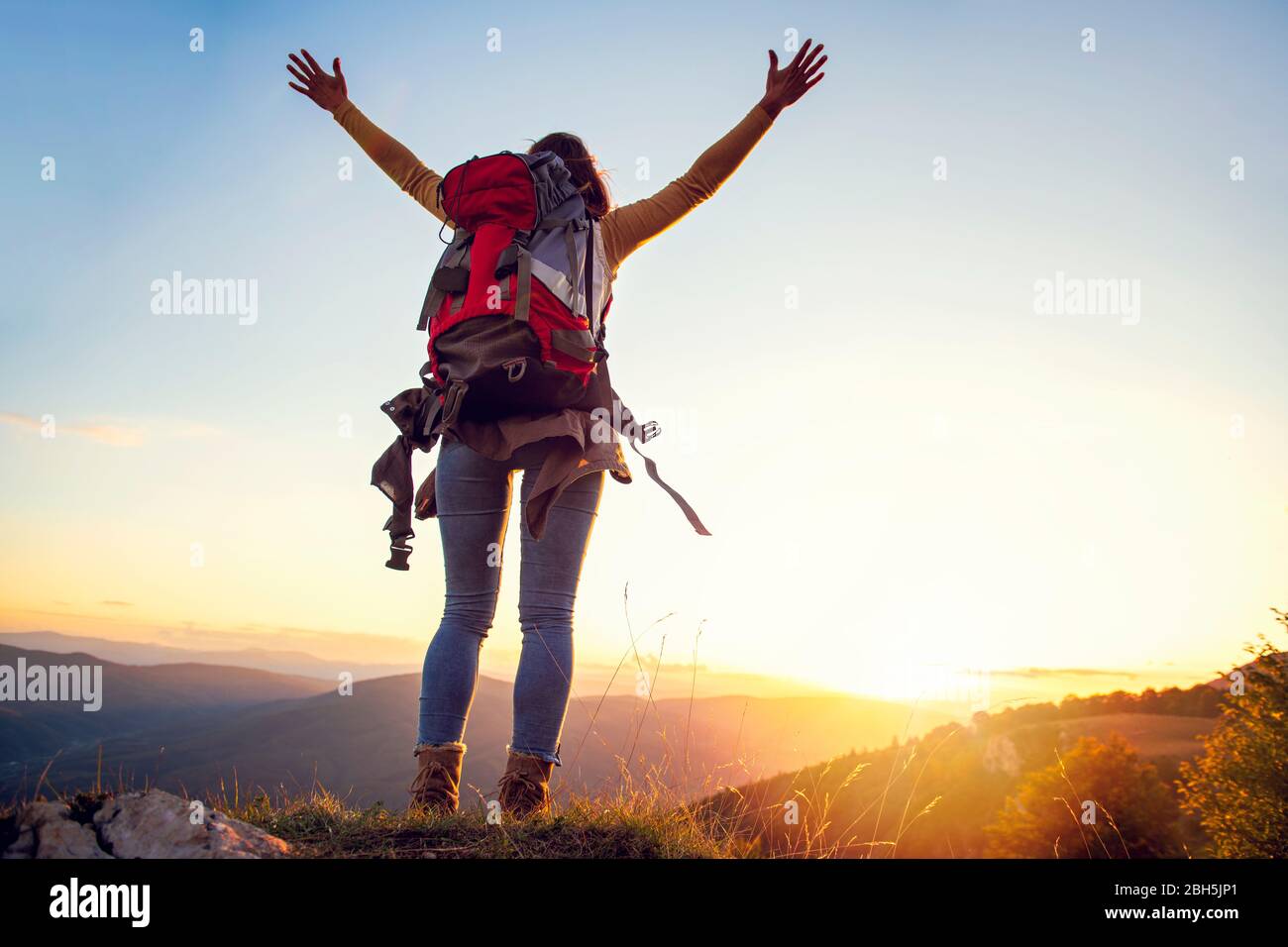 jubelnde Frau Wanderer offenen Armen am Berggipfel Stockfoto