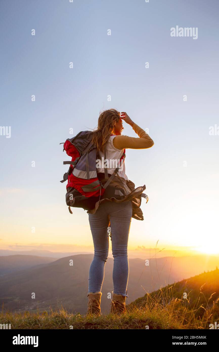 Porträt der glückliche junge Frau Wandern in den Bergen Stockfoto