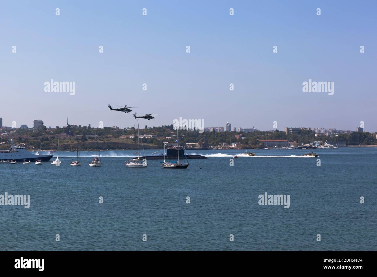Sewastopol, Krim, Russland - 28. Juli 2019: Mi-28-Hubschrauber fliegen an der Parade zu Ehren des Navy Day in Sewastopol Bay, Krim vorbei Stockfoto