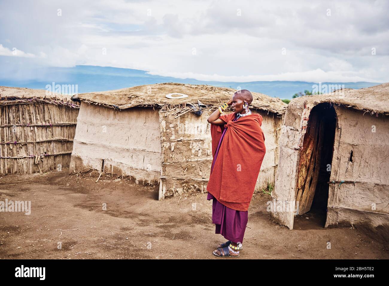 Masai Mann im Dorf in Afrika, Tansania, Afrika- 01. Februar 2020 Stockfoto