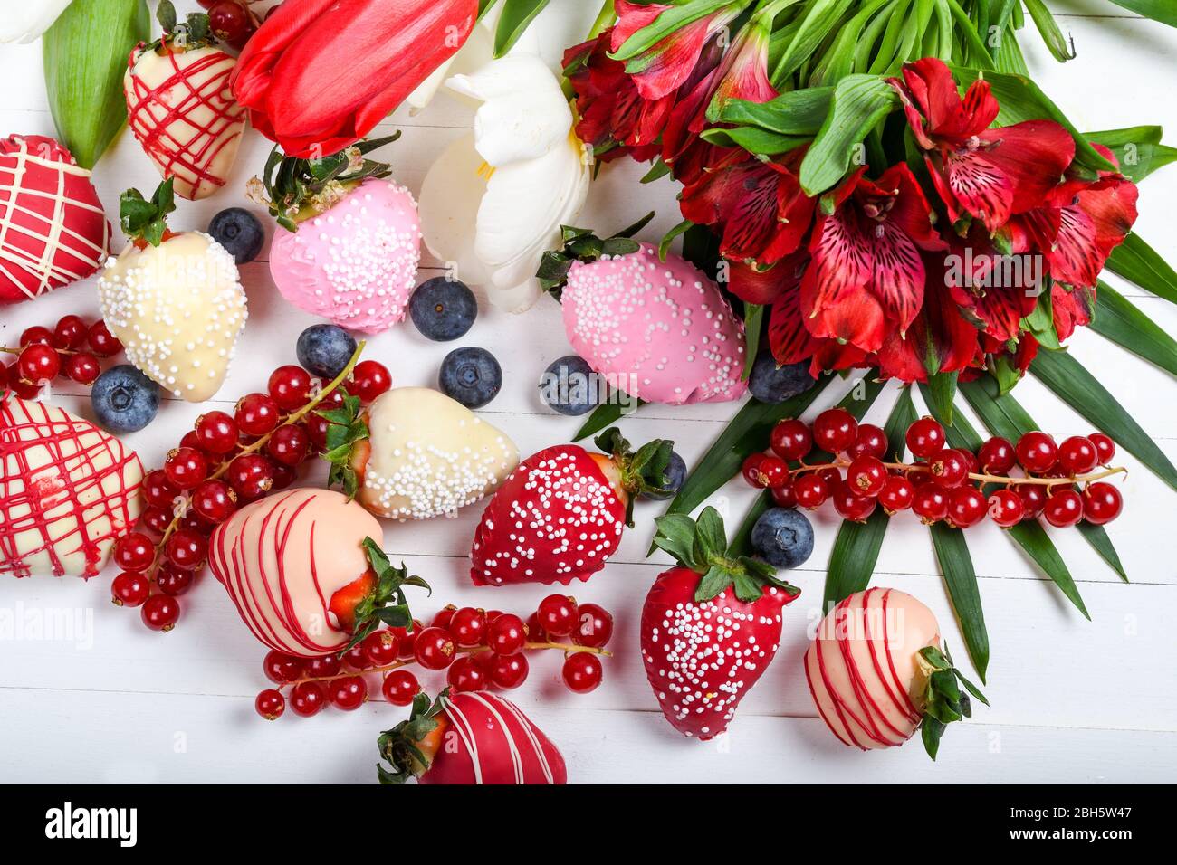 Erdbeeren mit Schokoladenüberzug, Dessert-Mix, ideal für Valentinstag, Muttertag, Frauentag, Brunch-Buffet, Geburtstag oder Namenstag, Stockfoto