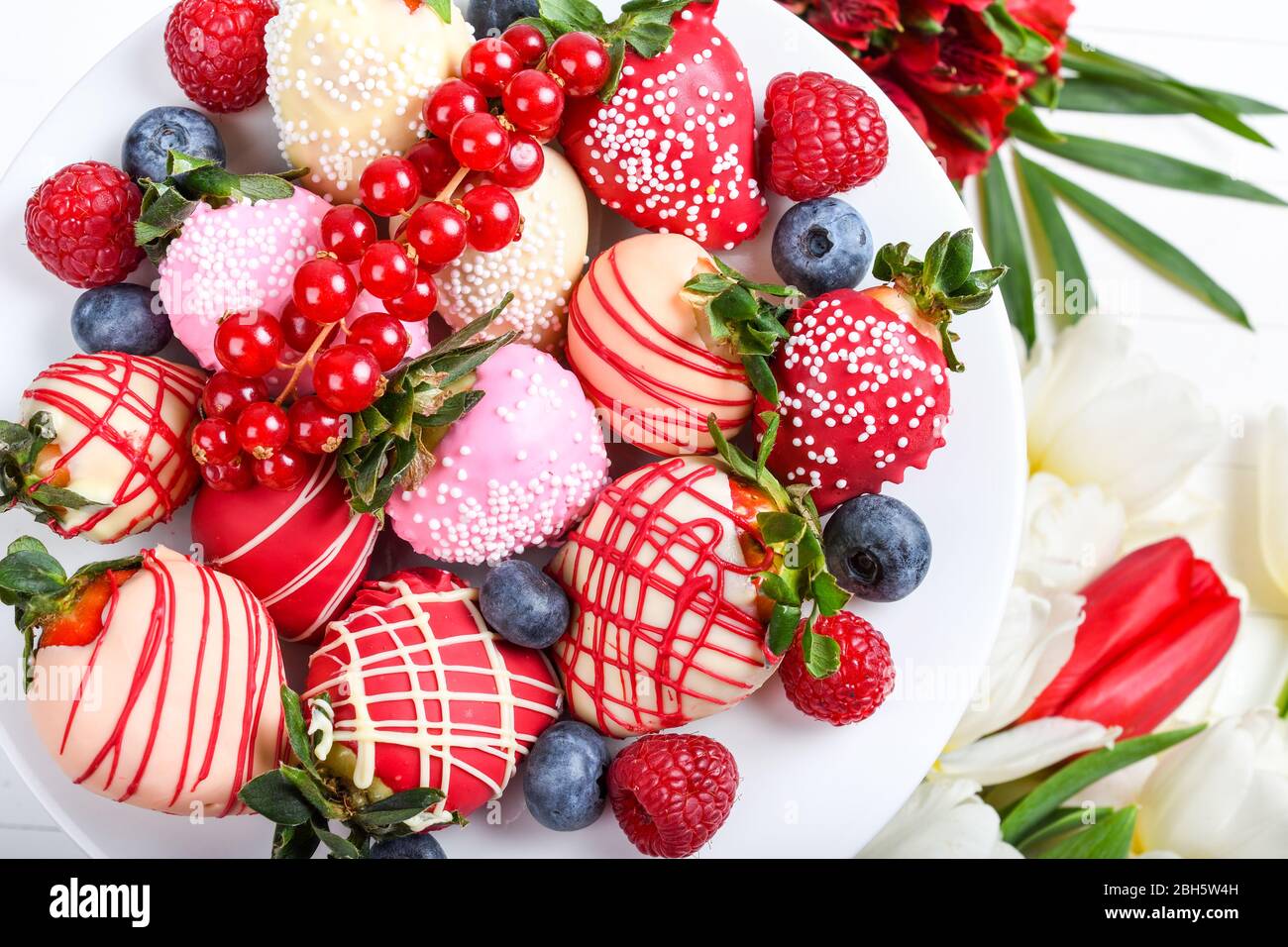 Erdbeeren mit Schokoladenüberzug, Dessert-Mix, ideal für Valentinstag, Muttertag, Frauentag, Brunch-Buffet, Geburtstag oder Namenstag, Stockfoto