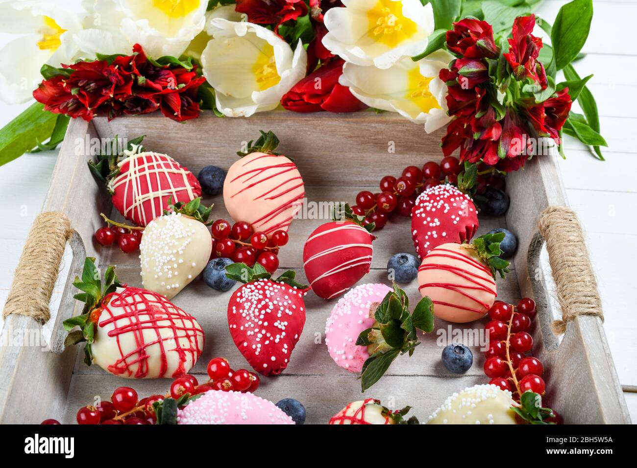 Erdbeeren mit Schokoladenüberzug, Dessert-Mix, ideal für Valentinstag ...