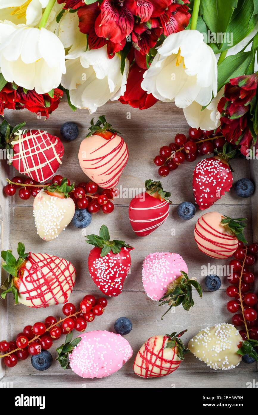 Erdbeeren mit Schokoladenüberzug, Dessert-Mix, ideal für Valentinstag, Muttertag, Frauentag, Brunch-Buffet, Geburtstag oder Namenstag, Stockfoto