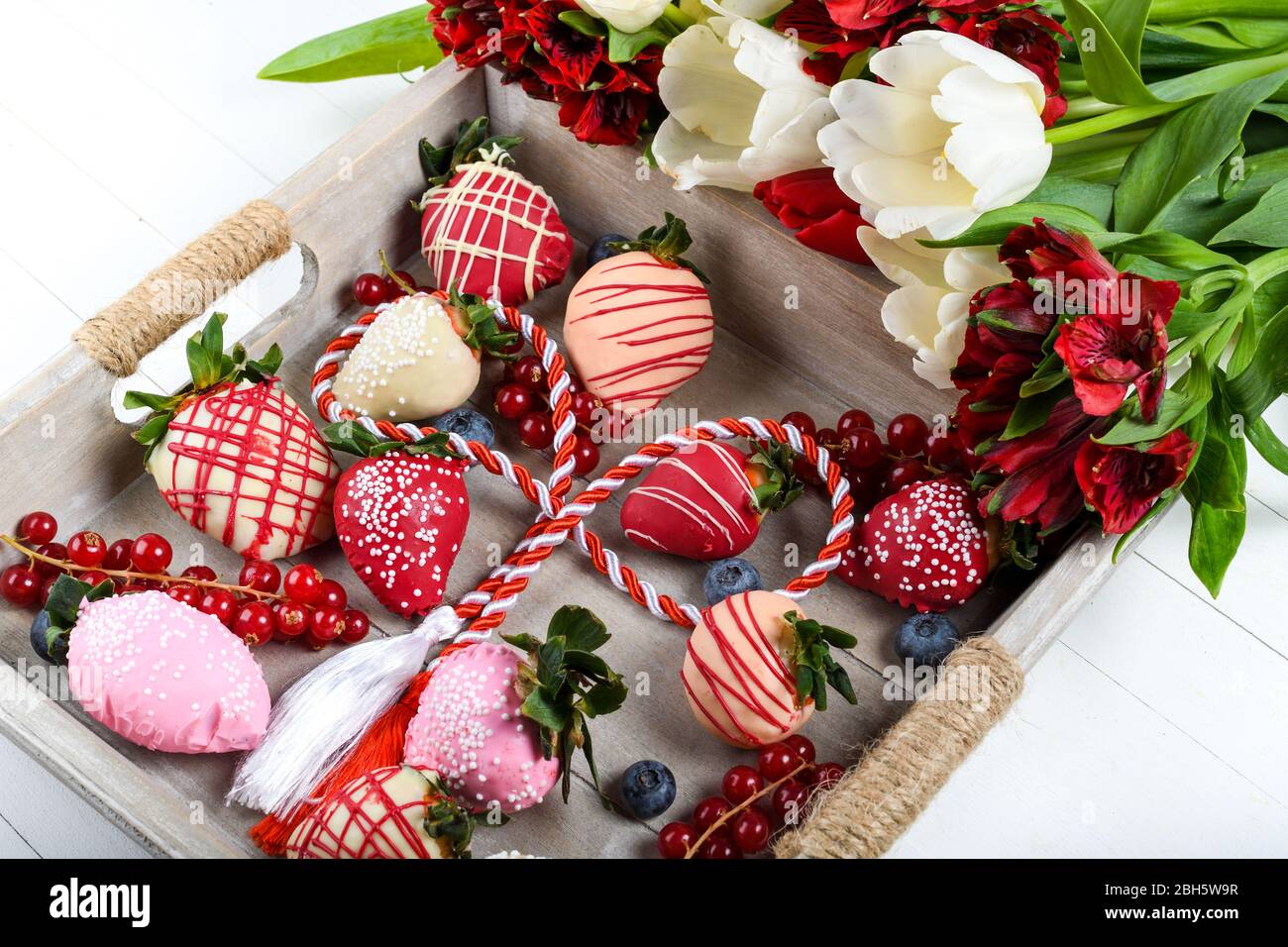 Erdbeeren mit Schokoladenüberzug, Dessert-Mix, ideal für Valentinstag ...