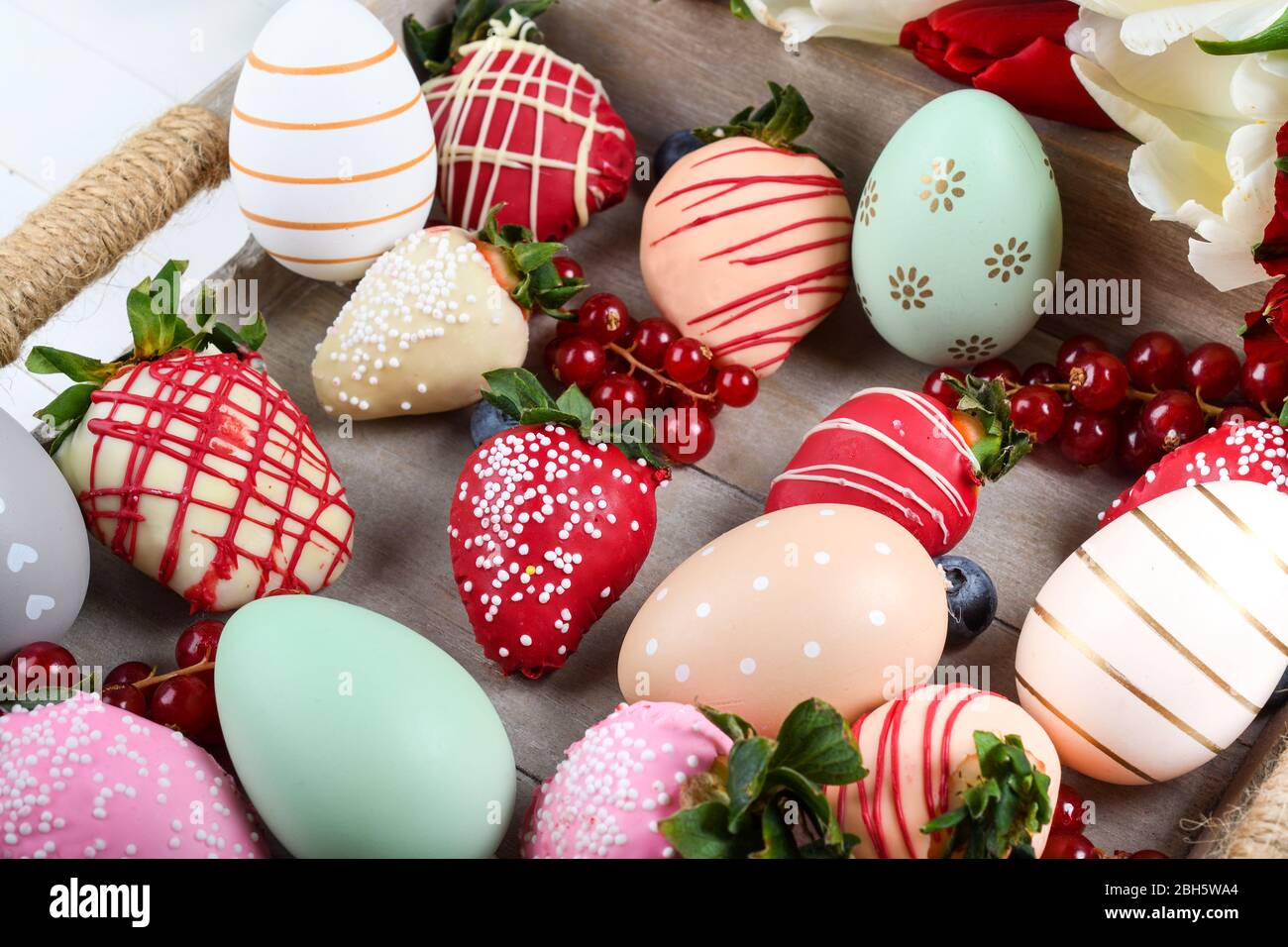 Erdbeeren mit Schokoladenüberzug, Dessert-Mix, ideal für Valentinstag, Muttertag, Frauentag, Brunch-Buffet, Geburtstag oder Namenstag, Stockfoto