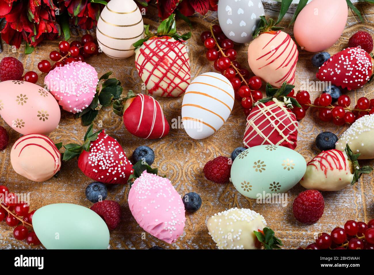 Erdbeeren mit Schokoladenüberzug, Dessert-Mix, ideal für Valentinstag ...