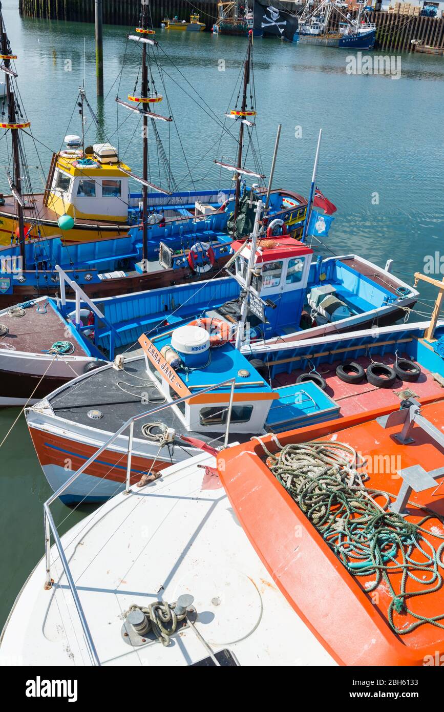 Kleine Angel- und Freizeitboote im Hafen von Scarborough, North Yorkshire Stockfoto