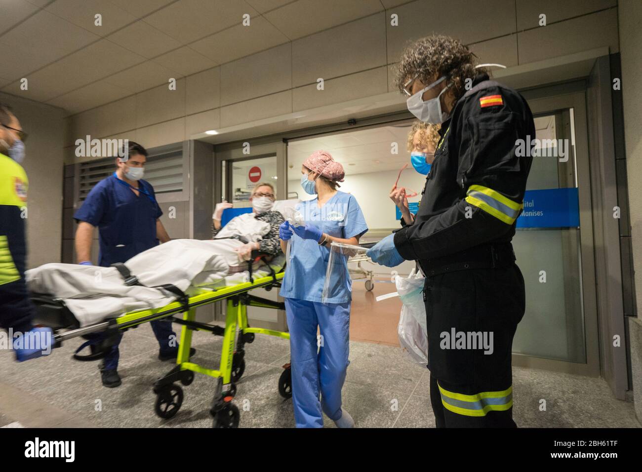 Eine Krankenschwester erhält Masken von der NGO iae-Rescue, die eine Verteilung von Schutzmasken in Organisationen und Verbänden organisiert, in denen die Regierung keine Schutzmaßnahmen gegen das Coronavirus verteilt hat (covid-19). Die Masken werden in Privathäusern hergestellt und dort verteilt, wo sie gebraucht werden. Krankenhaus Manises, Valencia, Stockfoto