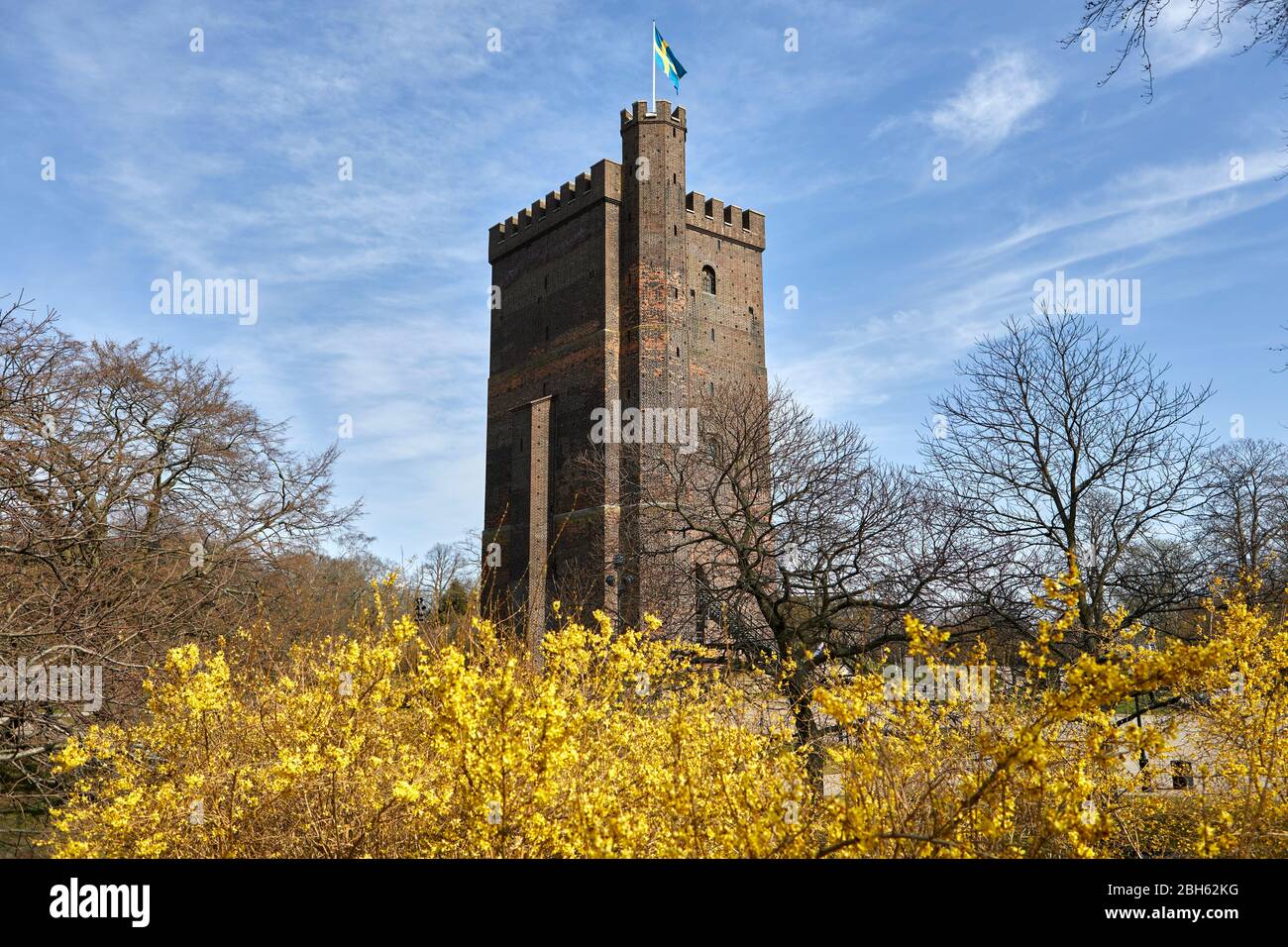 Mittelalterlicher Turm namens Karnan (Kärnan) in Helsingborg, Schweden. Dies ist der einzige Teil, der von einer Festung übrig geblieben ist, die nach dem Scanischen Krieg abgerissen wurde. Stockfoto