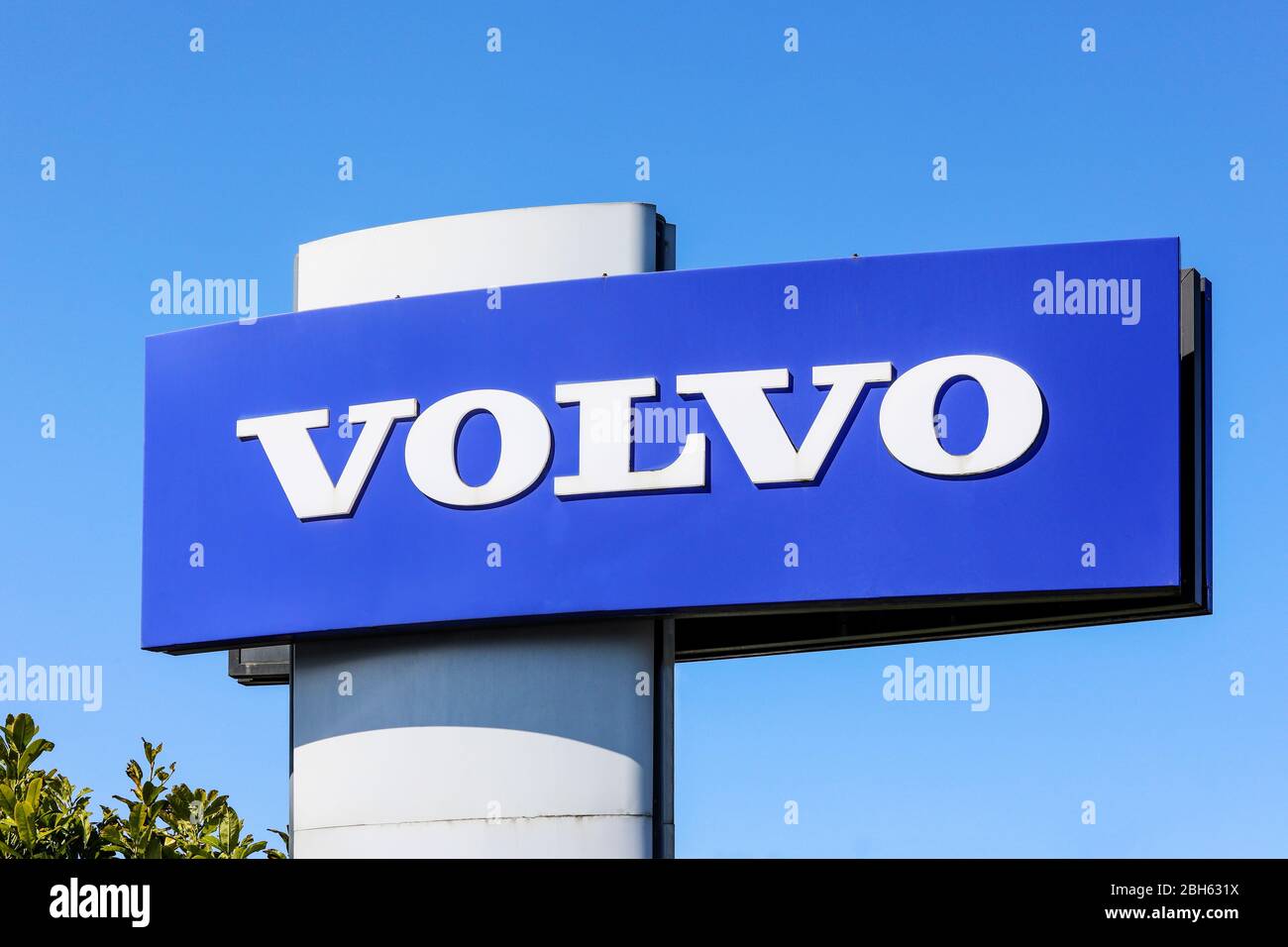 Logo-Schild für Volvo-Fahrzeuge vor einer Fahrzeugsteckdose, Ayr Stockfoto