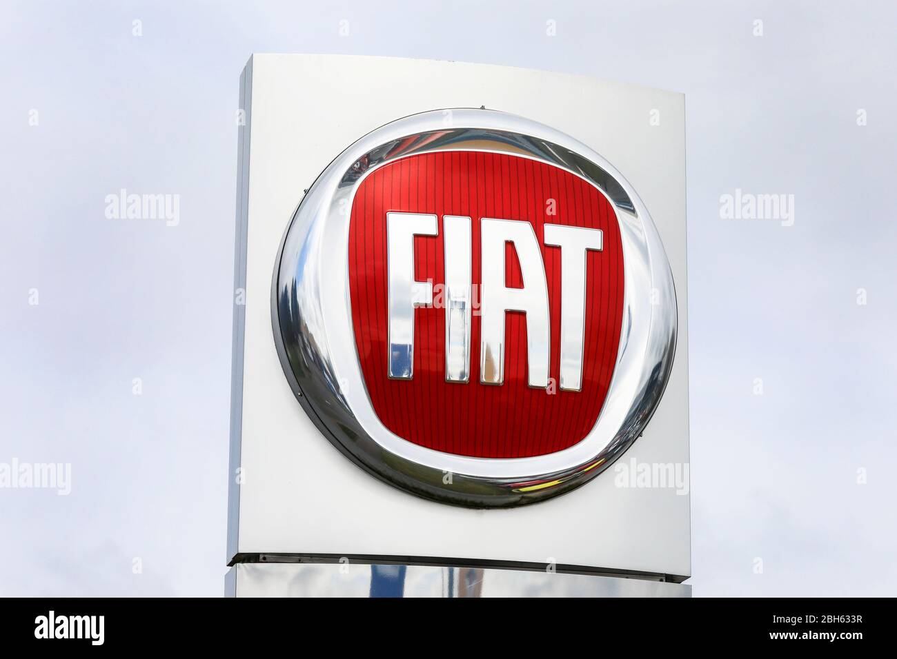 Logo-Schild für Fiat-Motoren, außerhalb einer Fahrzeugsteckdose, Ayr Stockfoto