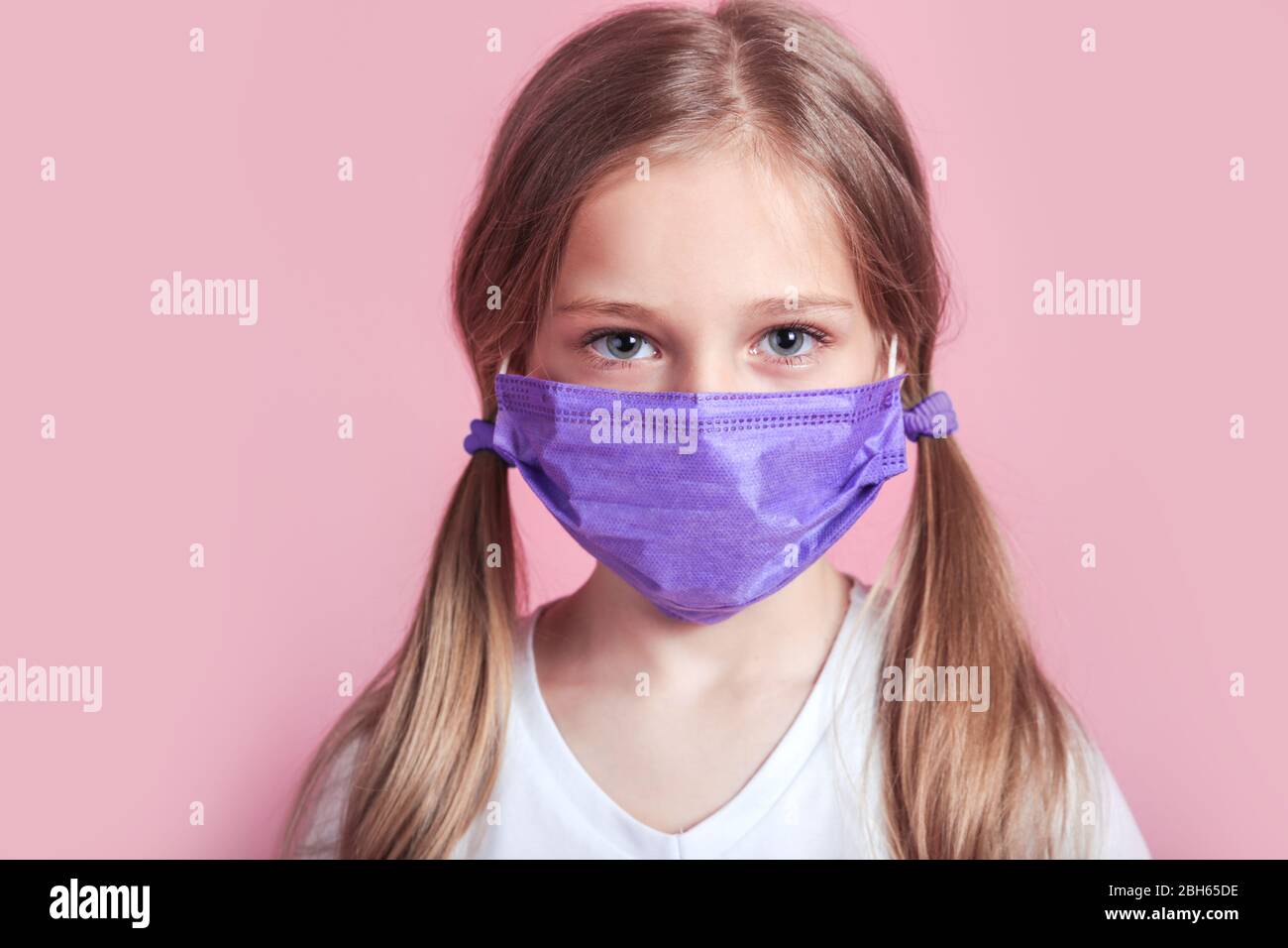 Kleines Kind verwendet medizinische Maske oder chirurgische Maske, um sie vor Virus, Krankheit, Covit-19 und Coronavirus-Infektion zu schützen Stockfoto