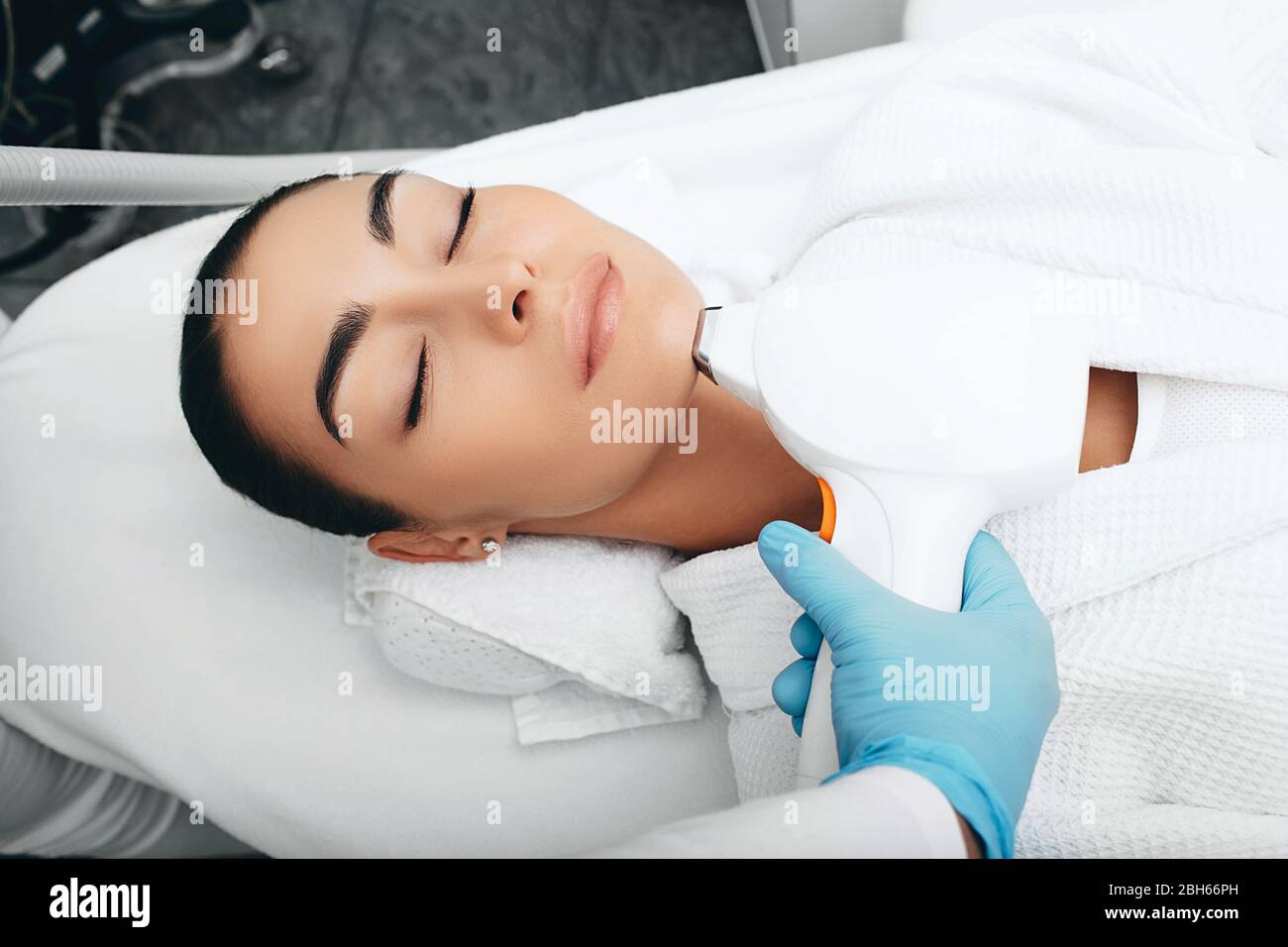 Laser Haarentfernung auf dem Gesicht einer Frau. Haarentfernung am Kinn Stockfoto