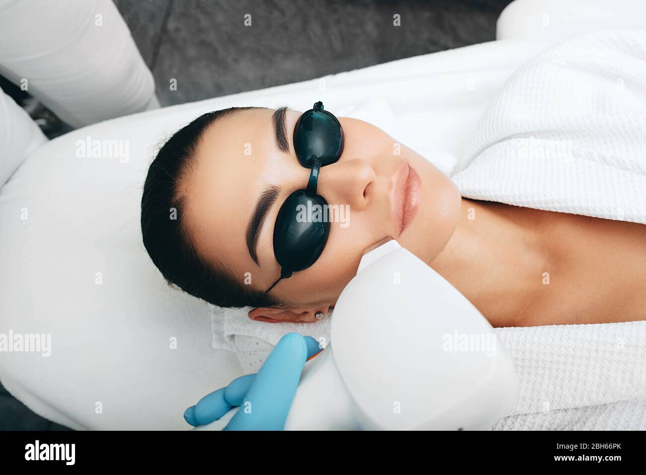 Frau in Schutzbrille erhält einen Laser Haarentfernung Verfahren. Schnurrbart Entfernen Stockfoto