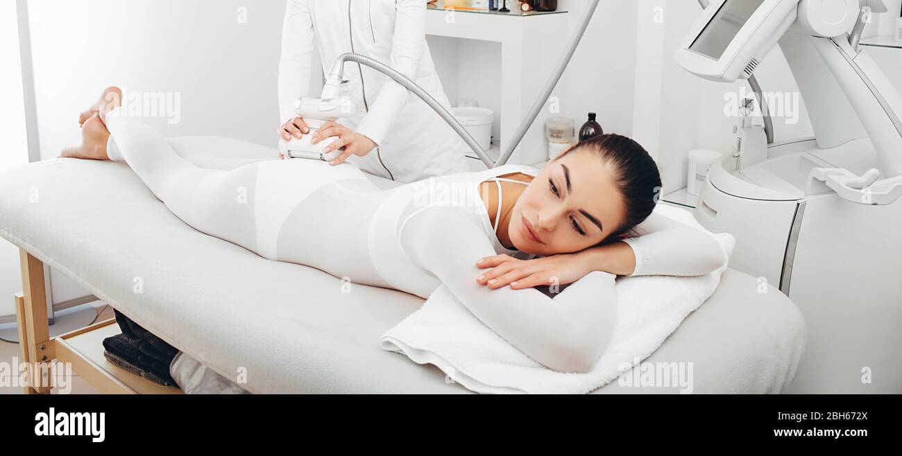 Frau, die lpg-Massage in einem modernen Schönheitssalon macht. Spa-Salon zur Verjüngung und Entfernung von Cellulite Stockfoto