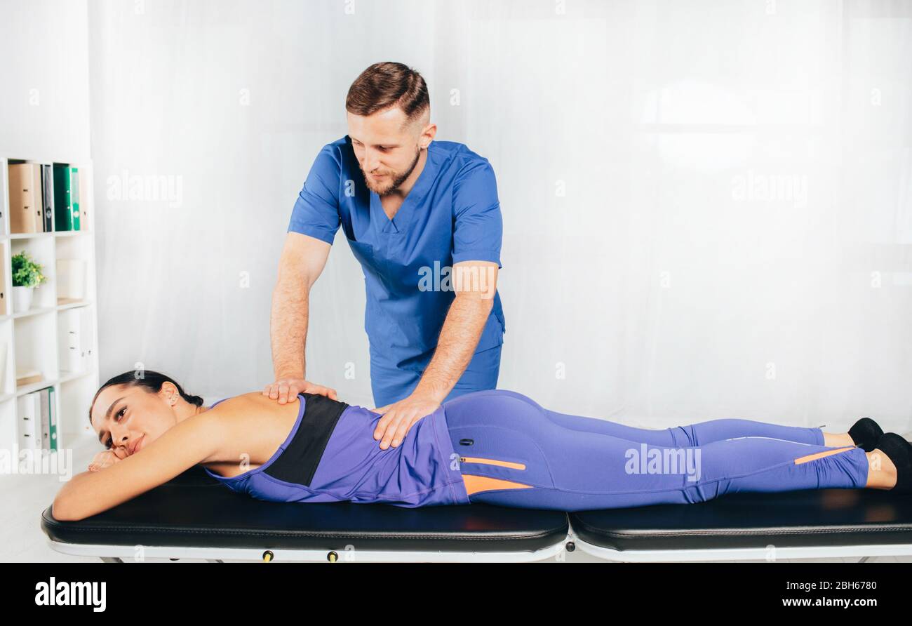 Osteopath Massage Frau zurück, Wirbelsäulen Behandlung Stockfoto