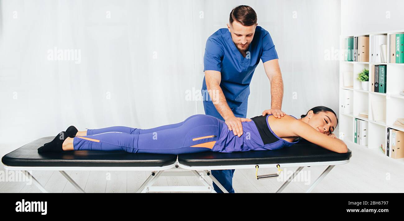 Osteopath Massage Frau zurück, Wirbelsäulen Behandlung Stockfoto