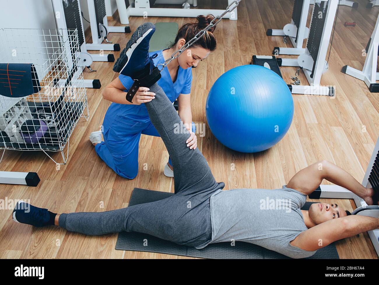 Kinesitherapist behandelt Fußverletzungen des Athleten nach hartem Training. Knieschmerzen. Kinesiotherapie Stockfoto