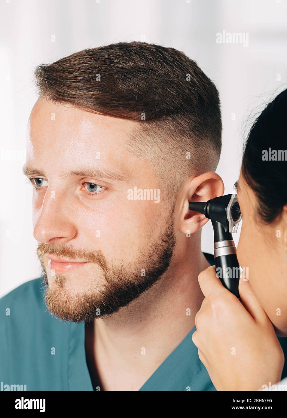 Patient bei Ohruntersuchung. Der Mensch hat Probleme mit Hörverlust nach einer Ohrinfektion Stockfoto