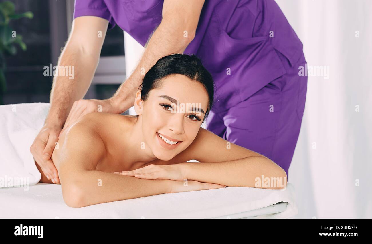 Schöne Frau immer Wellness zurück Massage von männlichen Masseur im Wellness-Resort. Stockfoto