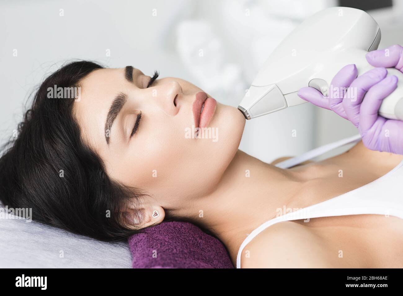 Hübsche brünette Frau, Haare entfernen auf dem Gesicht. Verfahren Die laserepilation an Beauty Studio Stockfoto