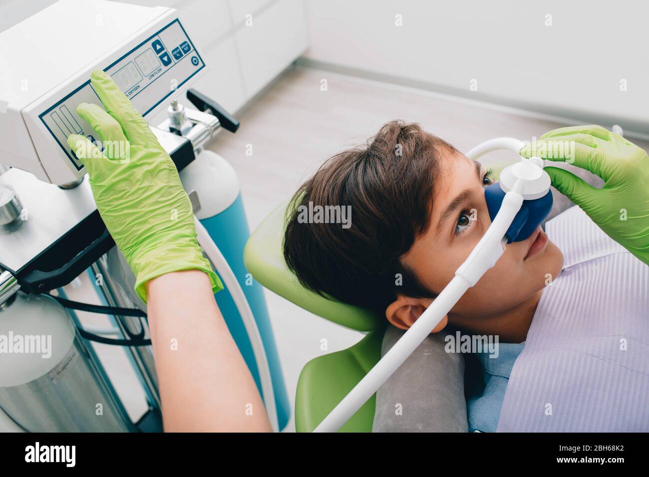 Kleiner Junge bekommen Inhalation Sedierung während der Zahnbehandlung in der Zahnklinik. Zahnbehandlung Kind Stockfoto