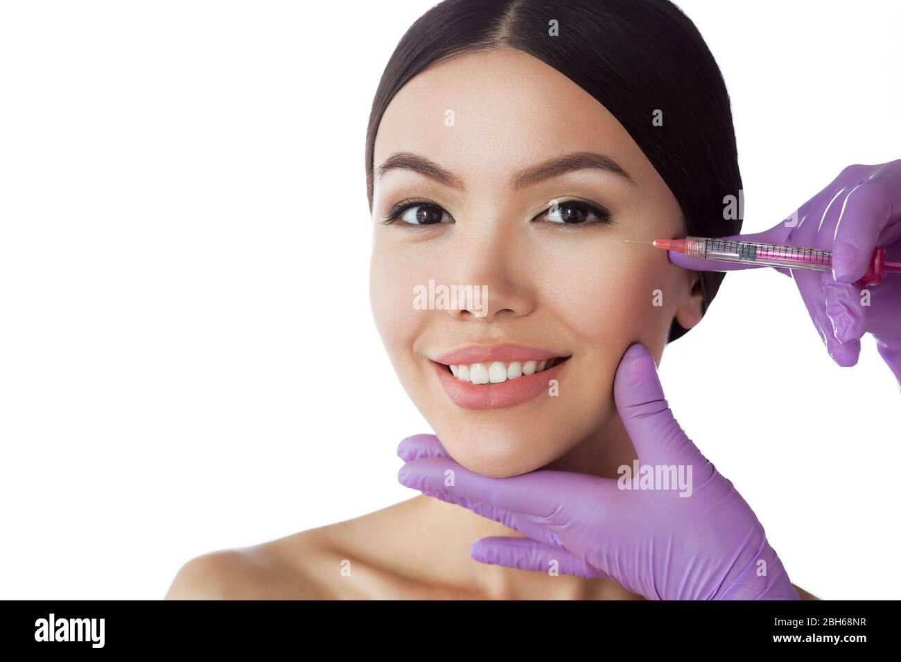 Schöne asiatische Frau erhält Schönheit Injektionen. Close-up Injektion von Anti-aging- und Anti-falten perfekt weiblichen Gesichts Stockfoto