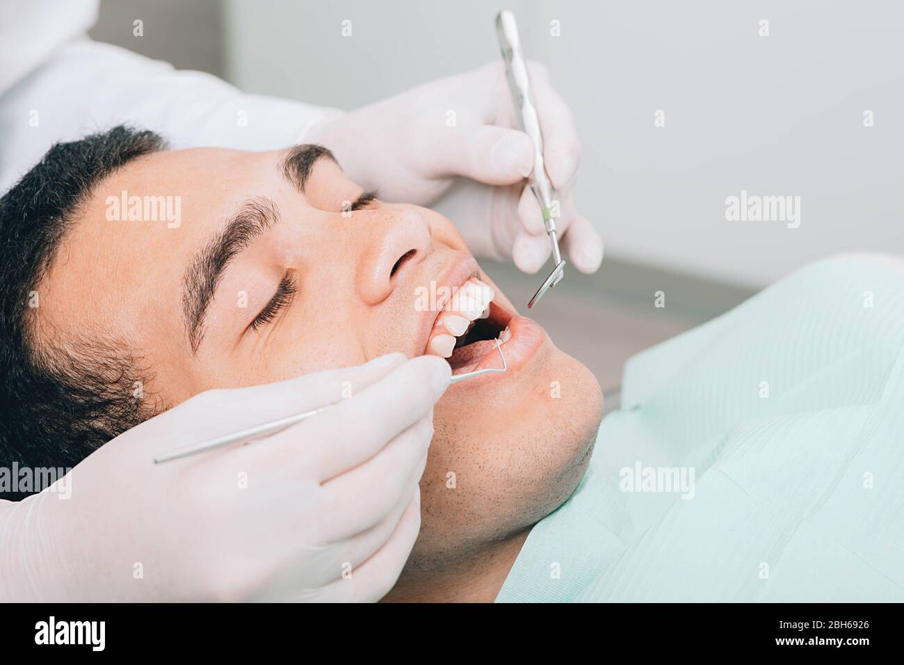 afroamerikanischer Mann überprüfen bis Zähne mit Zahntechnik Stockfoto