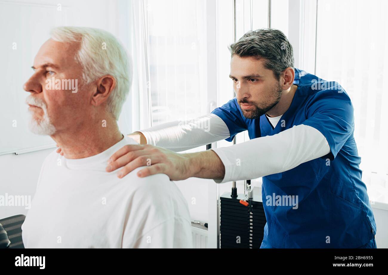 Osteopathen-Untersuchung der Wirbelsäule bei einem älteren Mann. Arztliche Untersuchungsskoliose Osteochondrose Stockfoto