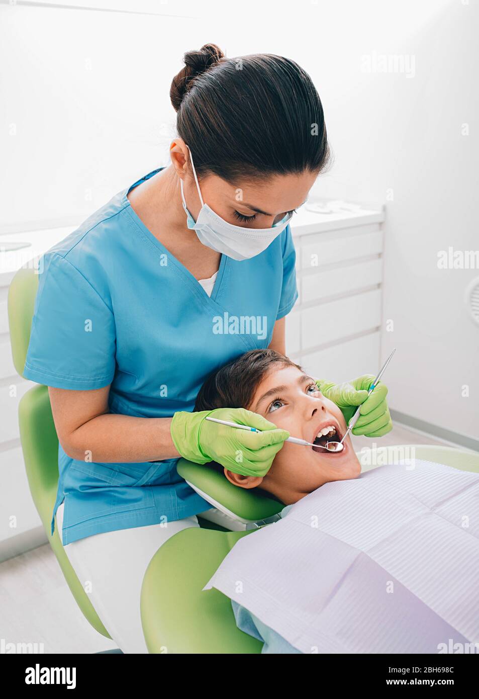 Zahnarzt tun Zahnzahnuntersuchung zu einem kleinen Jungen in der medizinischen Praxis Stockfoto