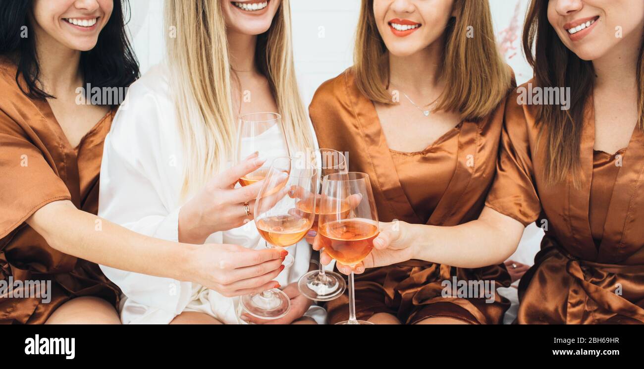Klirrrende Gläser, genießen Pyjamas Party mit Freundinnen Stockfoto