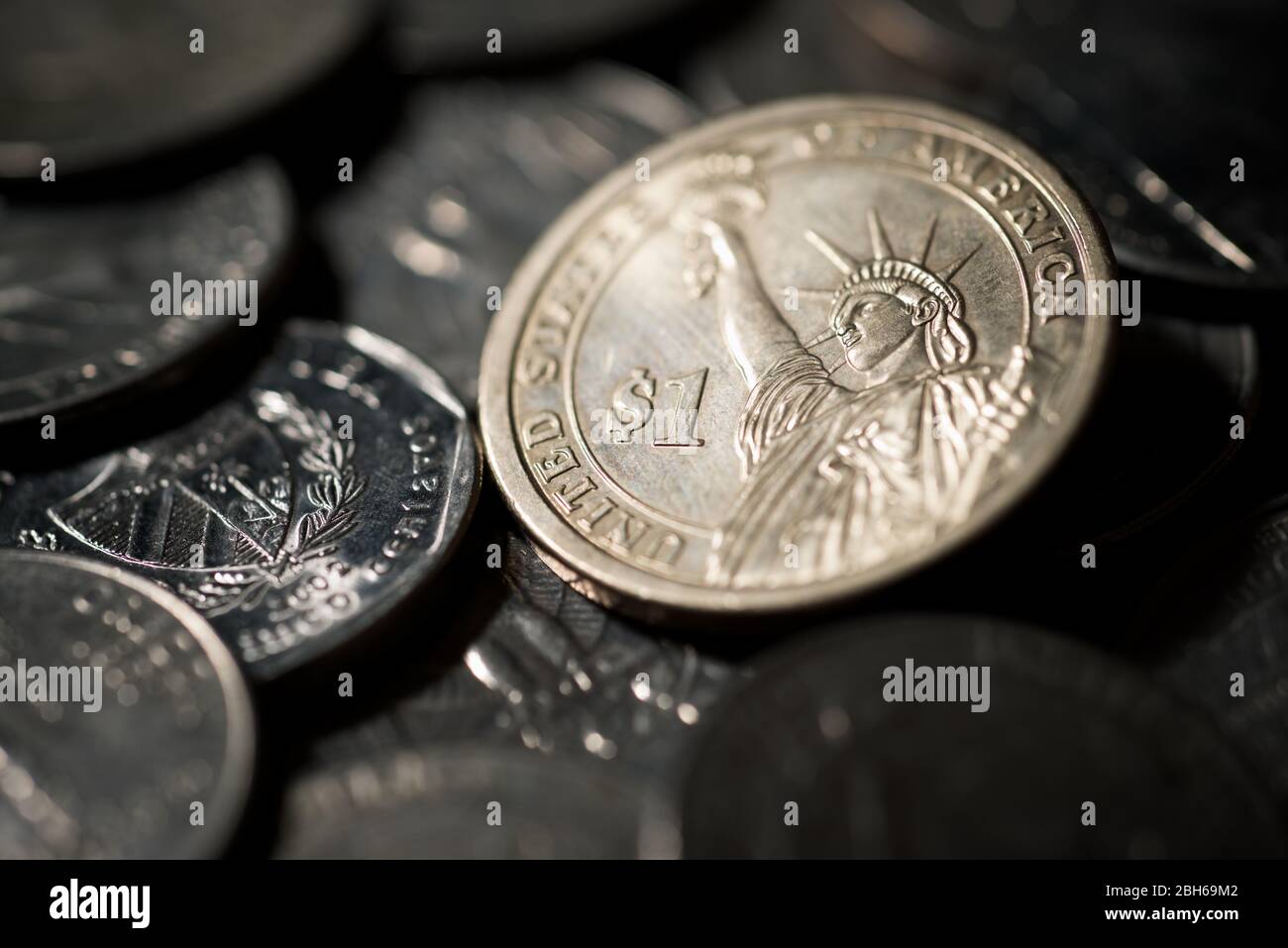 Gruppe von Viertel Dollar-Münzen und ein Dollar-Münze. Stockfoto