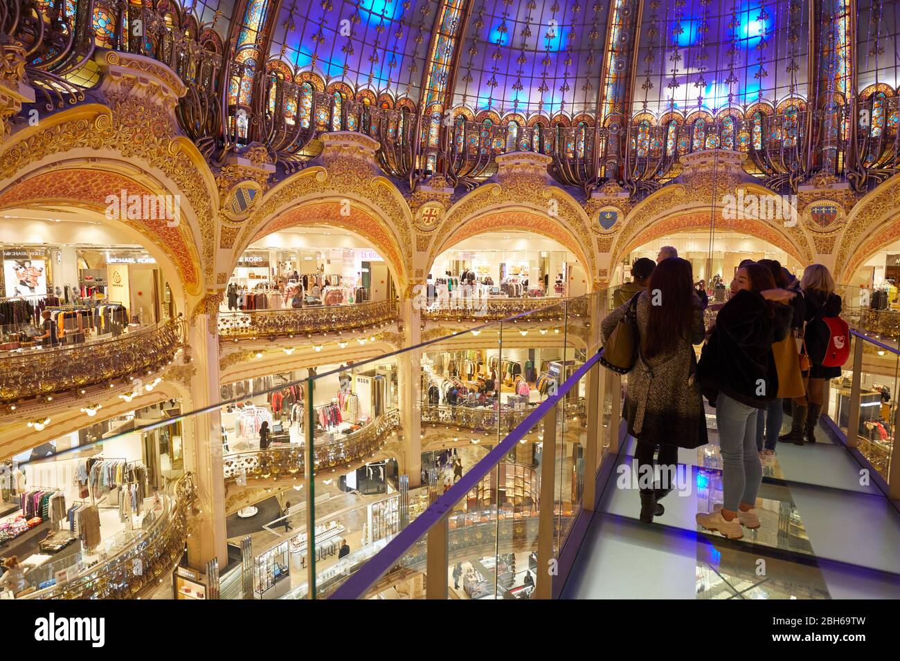 PARIS - 6. NOVEMBER 2019: Galeries Lafayette Interior mit Glasswalk Installation und Menschen und Touristen in Paris Stockfoto