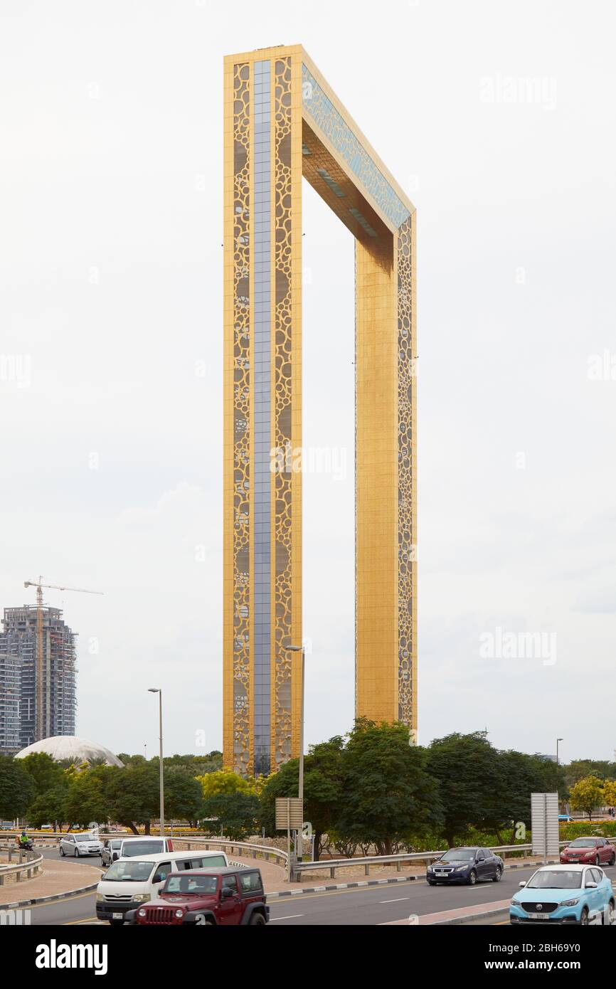 DUBAI, VEREINIGTE ARABISCHE EMIRATE - 21. NOVEMBER 2019: Dubai Frame, goldene Aussichtsplattform an einem bewölkten Tag Stockfoto