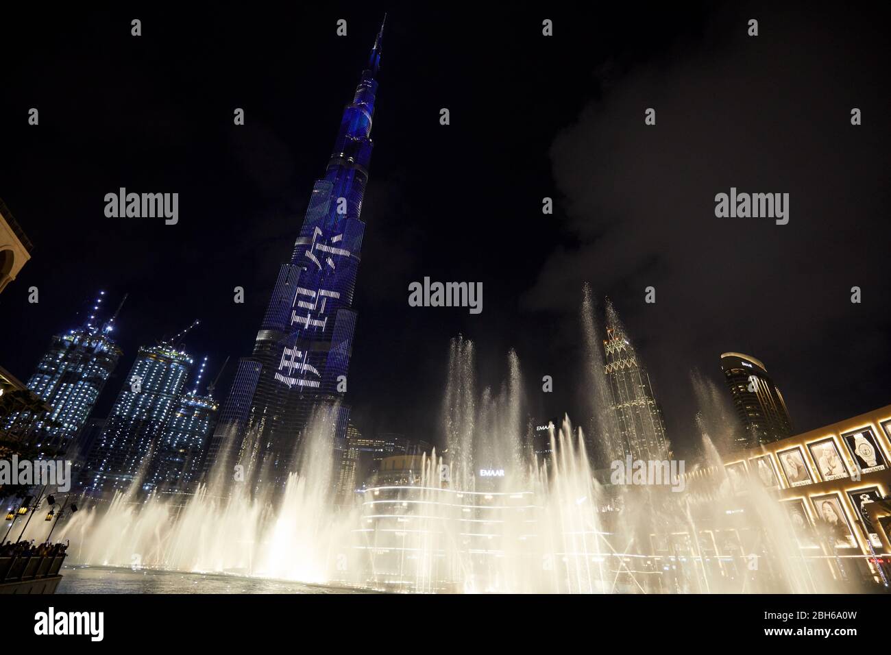 DUBAI, VEREINIGTE ARABISCHE EMIRATE - 21. NOVEMBER 2019: Burj Khalifa Wolkenkratzer beleuchtet bei Nacht und Fountain Show vor der Dubai Mall Stockfoto