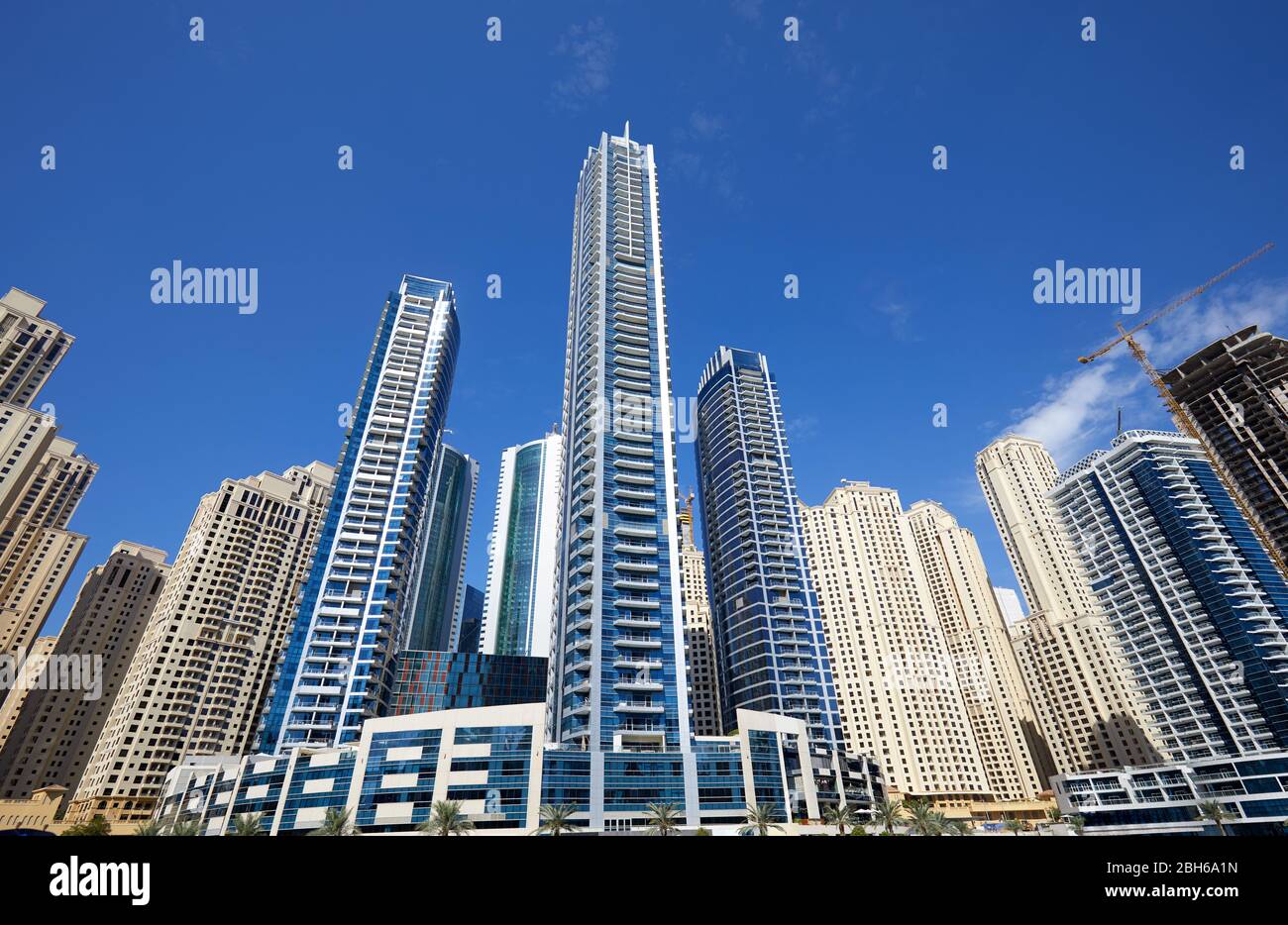 Dubai Marina neue und im Bau befindliche Wolkenkratzer an einem sonnigen Tag, klarer blauer Himmel in Dubai Stockfoto