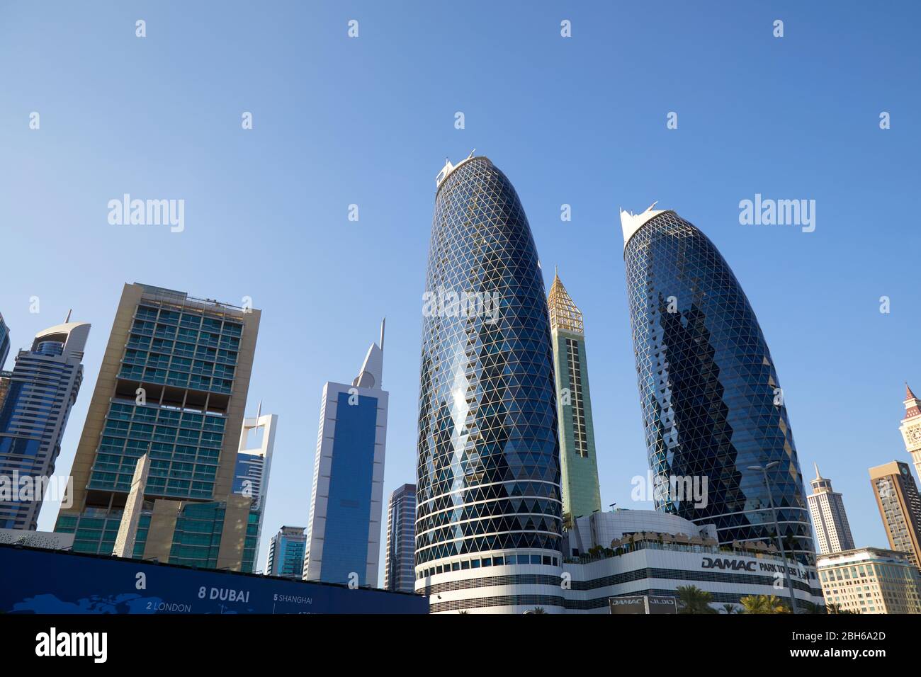 DUBAI, VEREINIGTE ARABISCHE EMIRATE - 23. NOVEMBER 2019: Dubai Finanzviertel, moderne Wolkenkratzer an einem sonnigen Tag, blauer Himmel Stockfoto