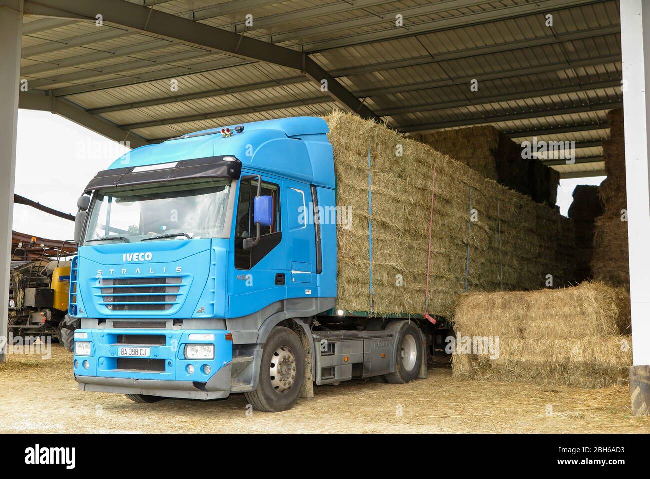 Bordeaux , Aquitaine / Frankreich - 04 16 2020 : iveco stralis 480 schwerer LKW mit Anhänger, der Strohballen auf dem Hof transportiert Stockfoto