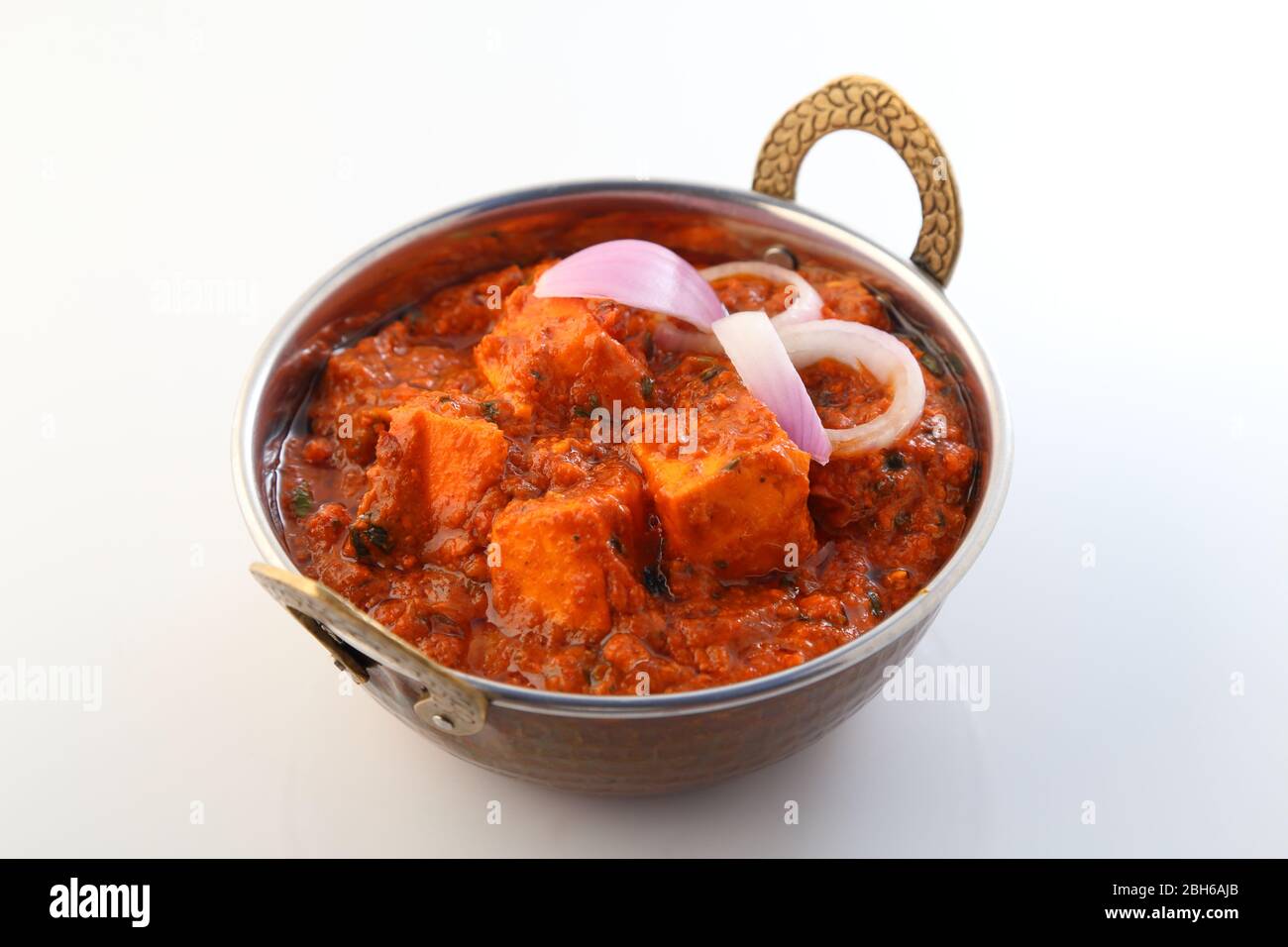 Indisch essen oder indisches Curry in einer Schüssel Kupfer Messing. Stockfoto