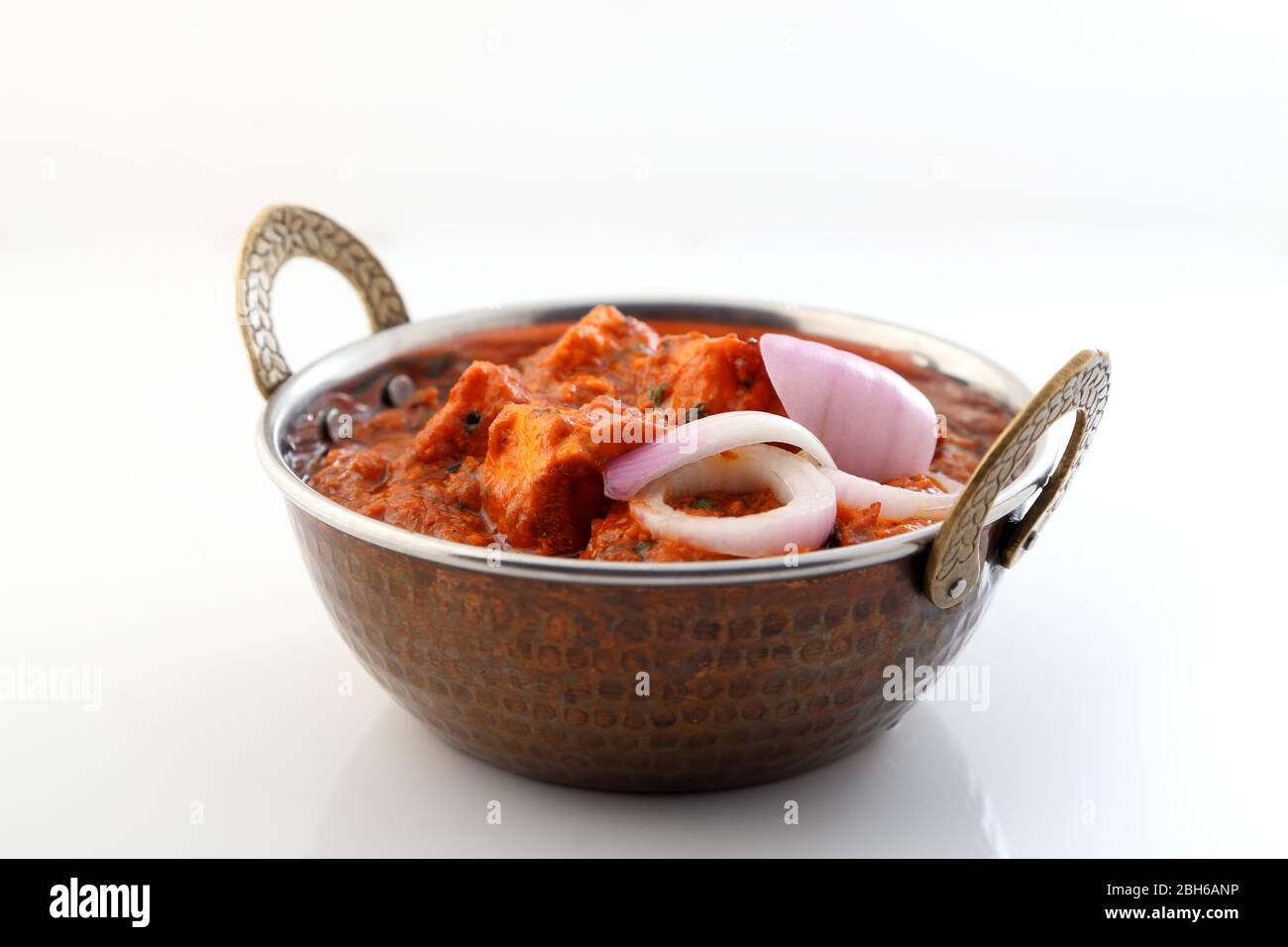 Indisch essen oder indisches Curry in einer Schüssel Kupfer Messing. Stockfoto