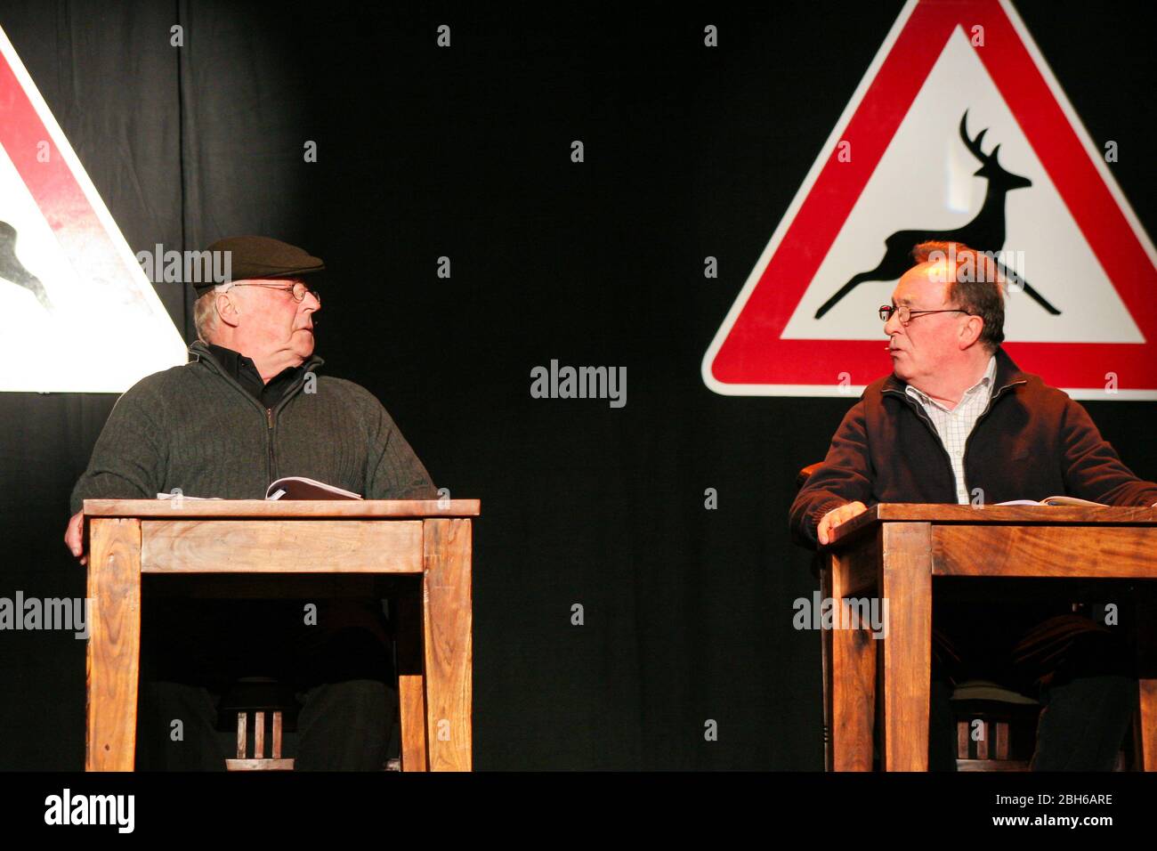 Norbert Blüm (21. Juli 1935 – 23. April 2020) ehemaliger deutscher Politiker (CDU) und ehemaliger Bundesminister für arbeit und Soziales (1982-1998) und Peter Sodann (1. Juni 1936), ostdeutscher Schauspieler und Politiker (Linke Partei), hat am 7. Dezember 2007 in der Kongresshalle in Gießen die Hauptrolle im Reisegesetz „Ost-West-Vis-á-Vis--Vis“ gespielt. Kredit: Christian Lademann / LademannMedia Stockfoto