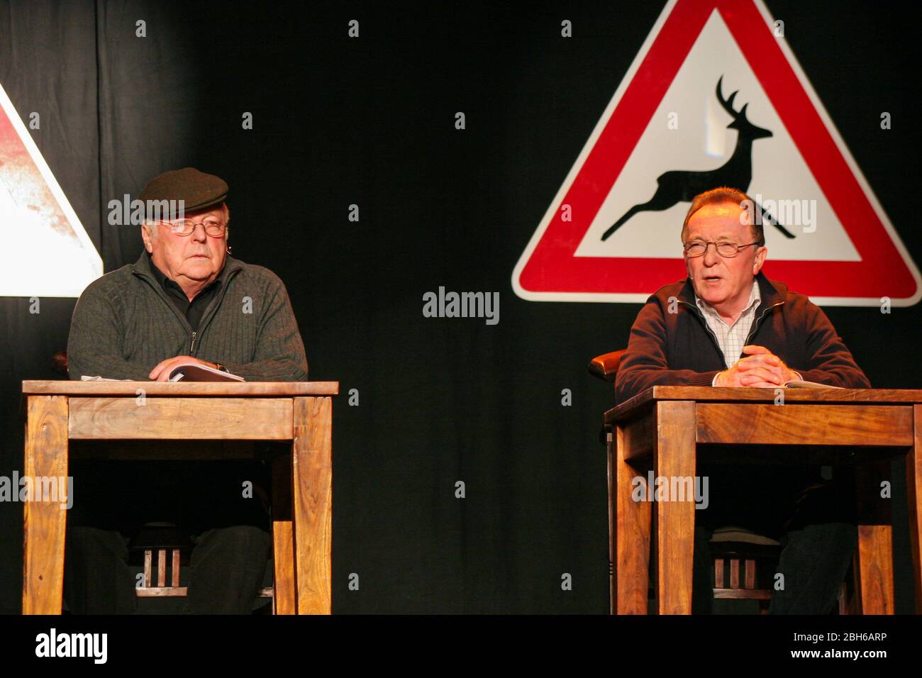 Norbert Blüm (21. Juli 1935 – 23. April 2020) ehemaliger deutscher Politiker (CDU) und ehemaliger Bundesminister für arbeit und Soziales (1982-1998) und Peter Sodann (1. Juni 1936), ostdeutscher Schauspieler und Politiker (Linke Partei), hat am 7. Dezember 2007 in der Kongresshalle in Gießen die Hauptrolle im Reisegesetz „Ost-West-Vis-á-Vis--Vis“ gespielt. Kredit: Christian Lademann / LademannMedia Stockfoto
