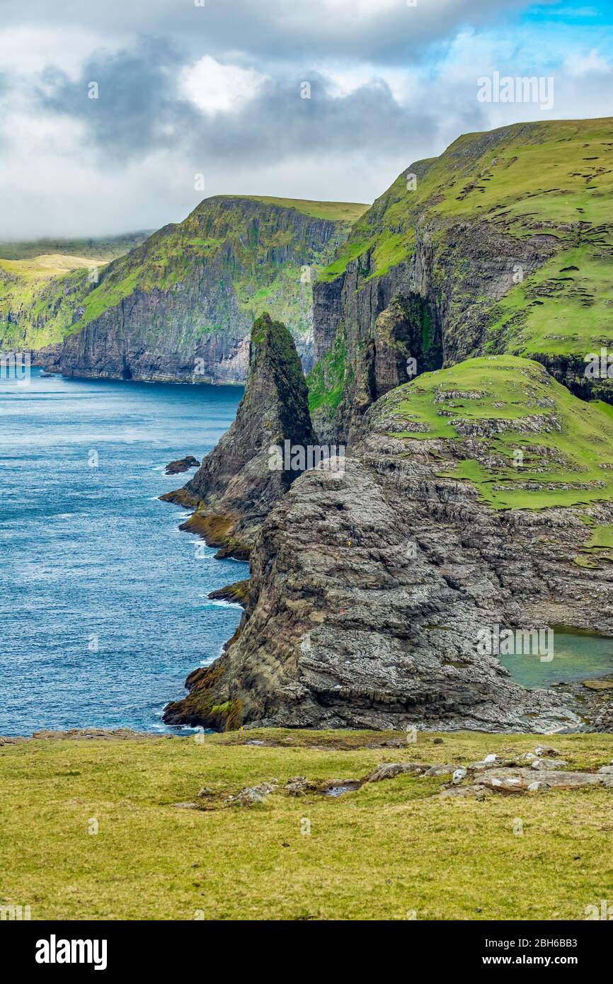 Spektakuläre Küste der Färöer Inseln, vertikale Zusammensetzung Stockfoto