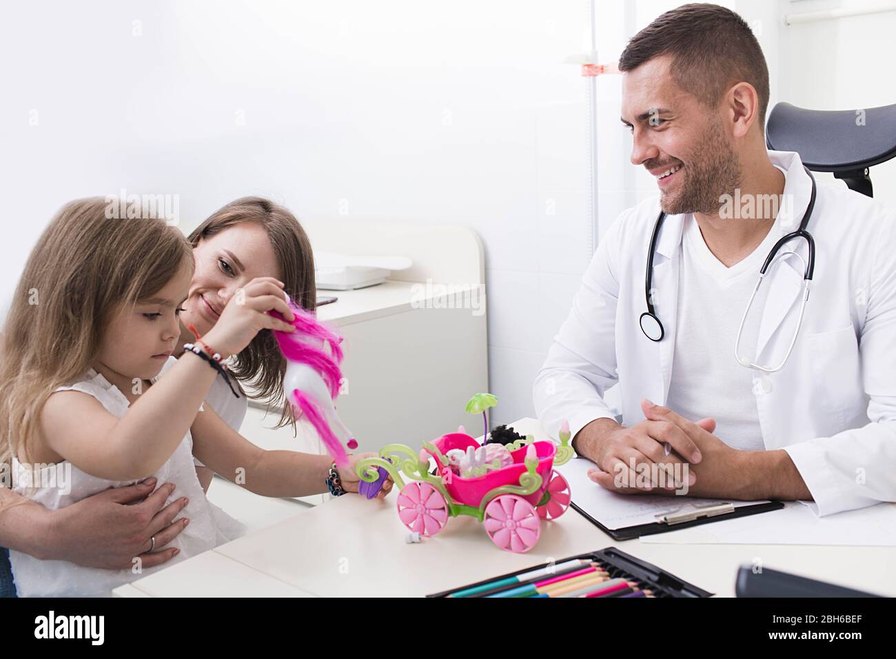 Kinderpsychologe spricht mit Kind und Eltern im Büro eines Kinderpsychologen Stockfoto