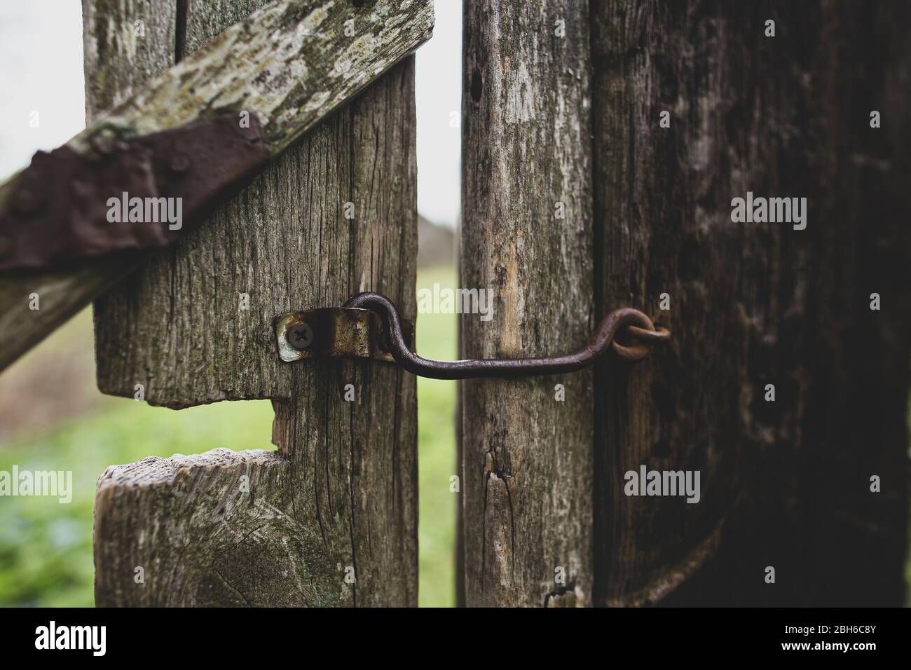 Rusty Metal On Old Wooden Door Stockfotos und -bilder Kaufen - Seite 8