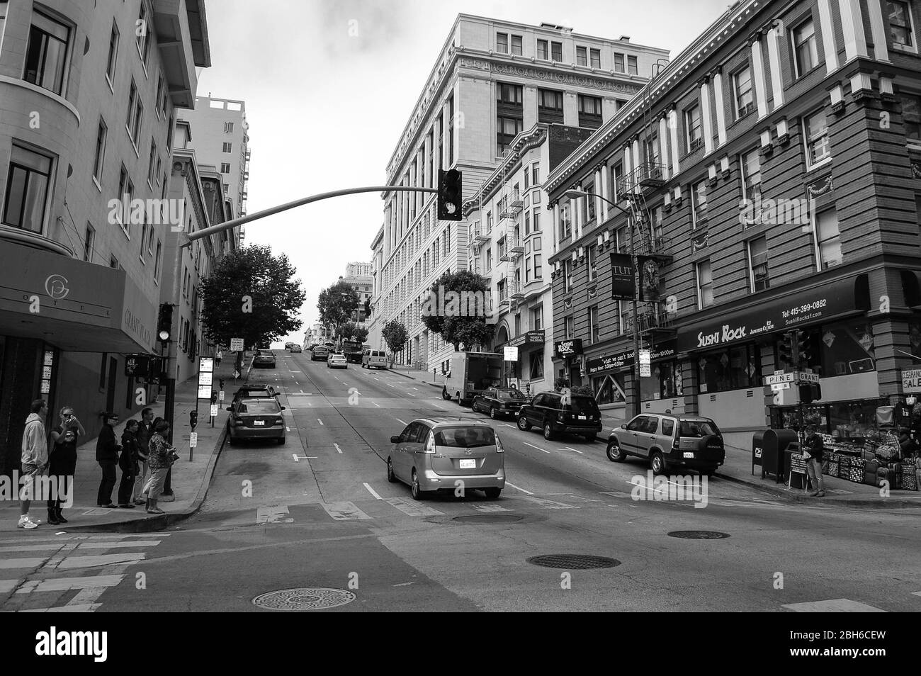 San Francisco Van Ness Kalifornien Straßen Straße Hügel Hügel Autos Leute zu Fuß fahren Ampeln alten Stil Gebäude zu Fuß zu Fuß warten US Stockfoto
