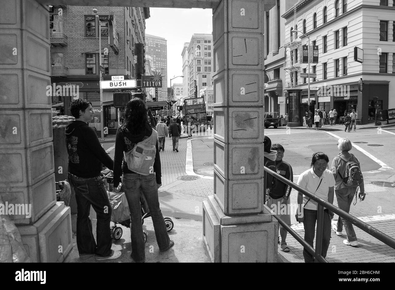 San Francisco China Town Mädchen Rucksack Bus Schild Schilder Bush Triton Chinese People Person Kinderwagen Straße Szene Person Walk Bush Stockfoto