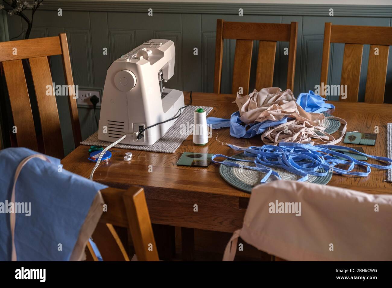 Herstellung von Schrubbstücken für NHS-Gesundheitsarbeiter während der Pandemie Stockfoto