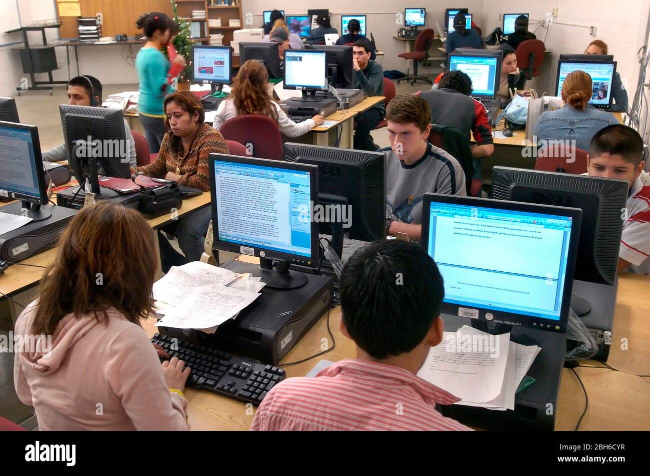Brownsville, Texas, USA, 13. Dezember 2005: Studenten arbeiten im Computerlabor der Hanna High School. ©Bob Daemmrich Stockfoto